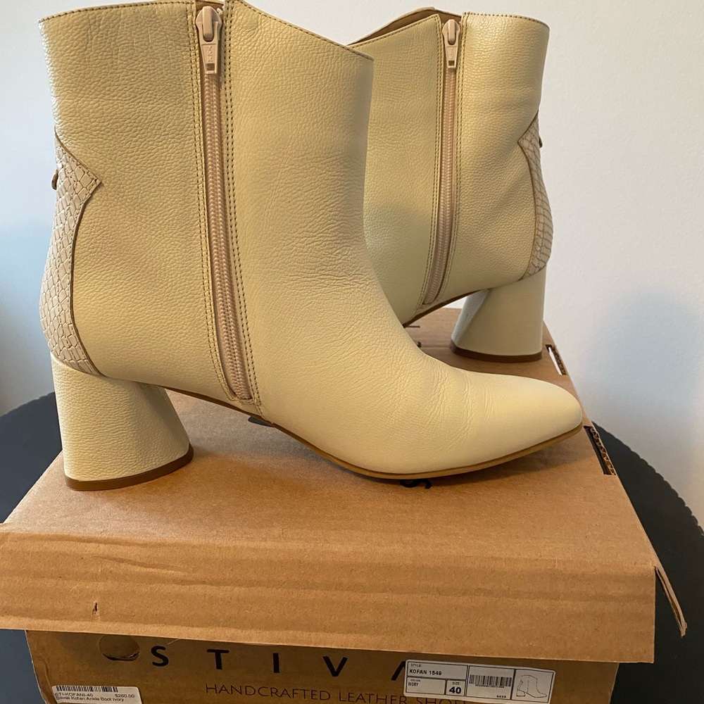 Stivali cream short boots, brand new